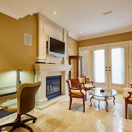 Elegant Apartment With Sauna Toronto Bagian luar foto
