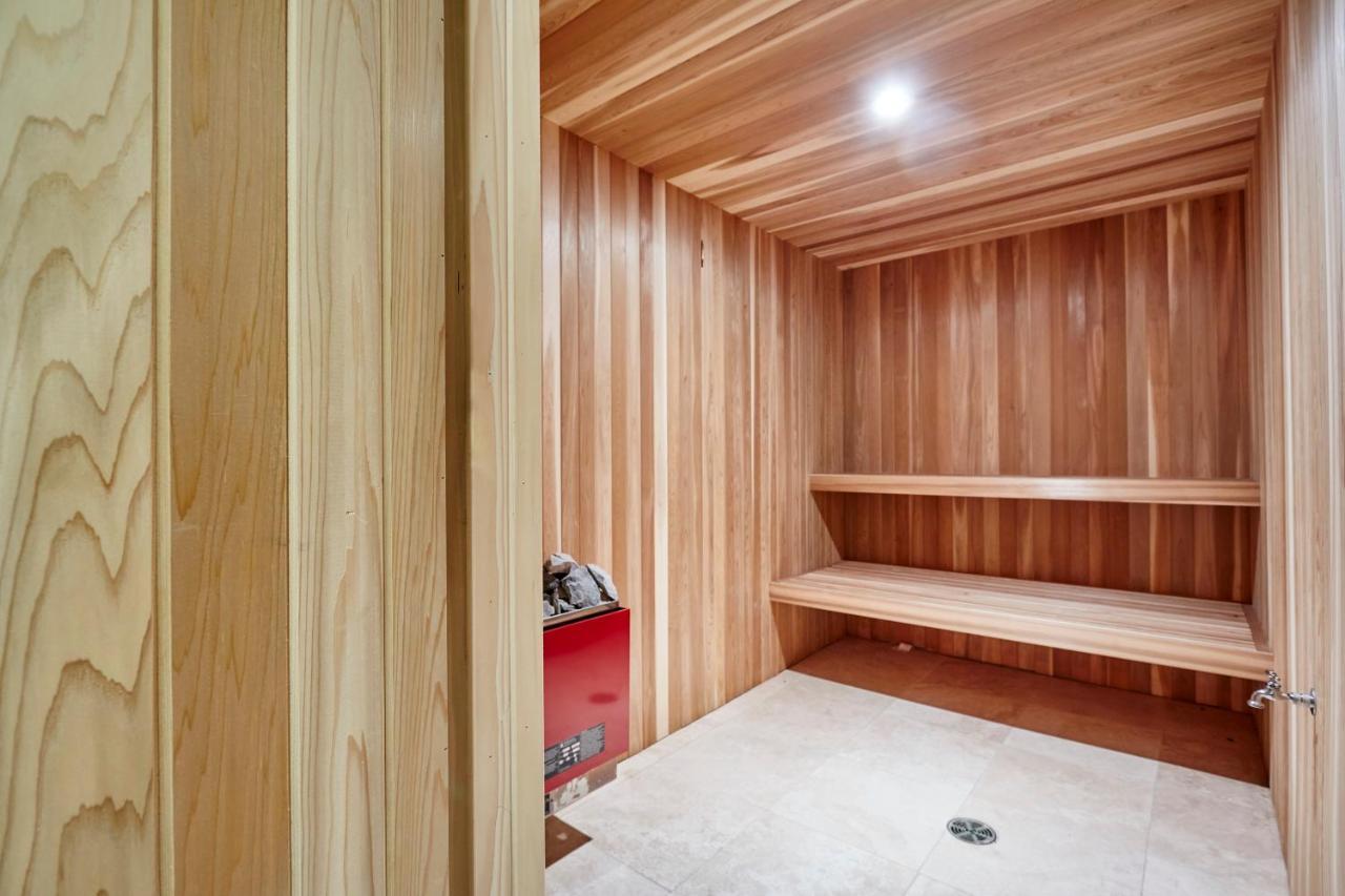 Elegant Apartment With Sauna Toronto Bagian luar foto