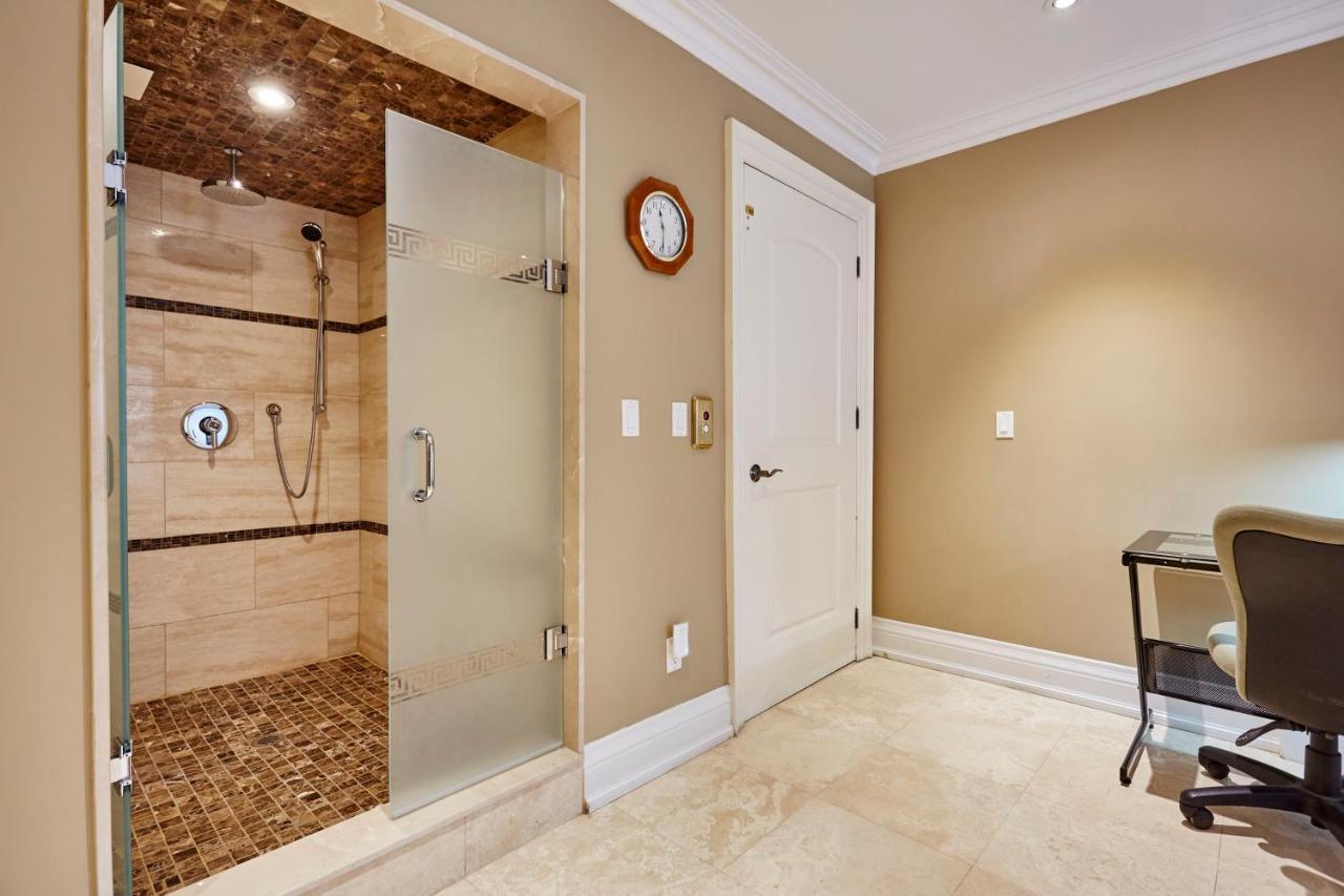 Elegant Apartment With Sauna Toronto Bagian luar foto