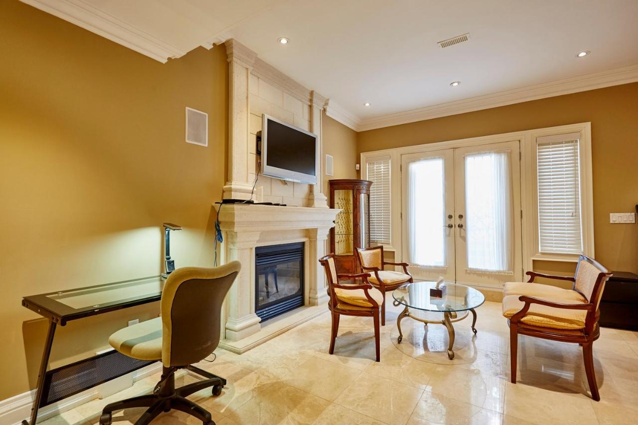 Elegant Apartment With Sauna Toronto Bagian luar foto