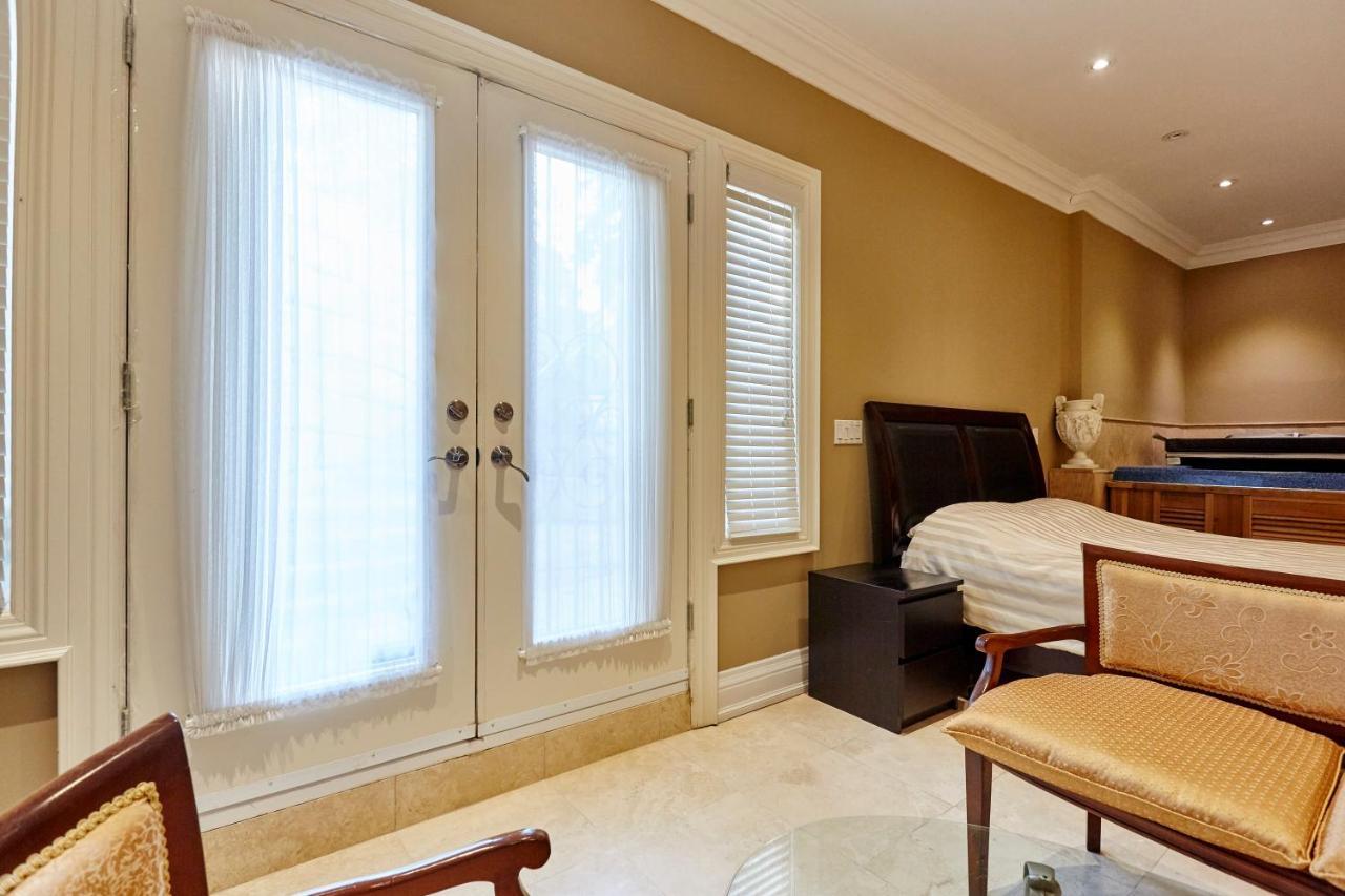 Elegant Apartment With Sauna Toronto Bagian luar foto