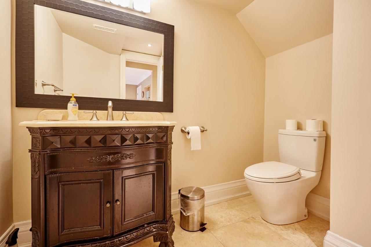 Elegant Apartment With Sauna Toronto Bagian luar foto