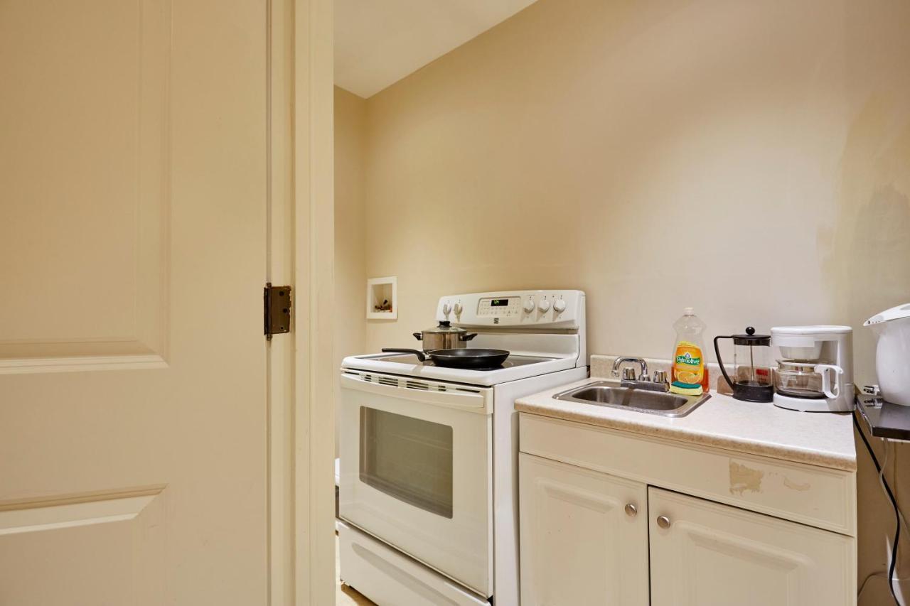 Elegant Apartment With Sauna Toronto Bagian luar foto